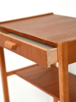 Une paire de tables de chevet en teck scandinave des années 1960.