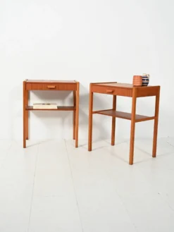 Une paire de tables de chevet en teck scandinave des années 1960.