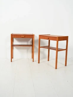Une paire de tables de chevet en teck scandinave des années 1960.