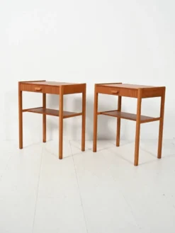 Une paire de tables de chevet en teck scandinave des années 1960.