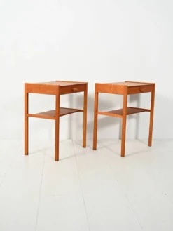 Une paire de tables de chevet en teck scandinave des années 1960.