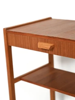 Une paire de tables de chevet en teck scandinave des années 1960.