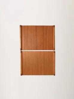 Une paire de tables de chevet en teck scandinave des années 1960.