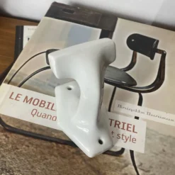 Une patère ancienne en porcelaine blanche porte manteaux porte serviettes