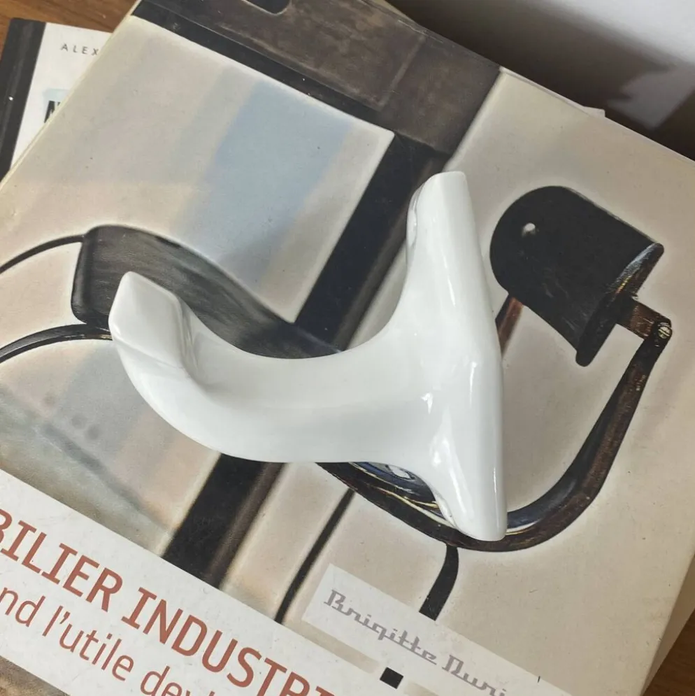 Une patère ancienne en porcelaine blanche porte manteaux porte serviettes