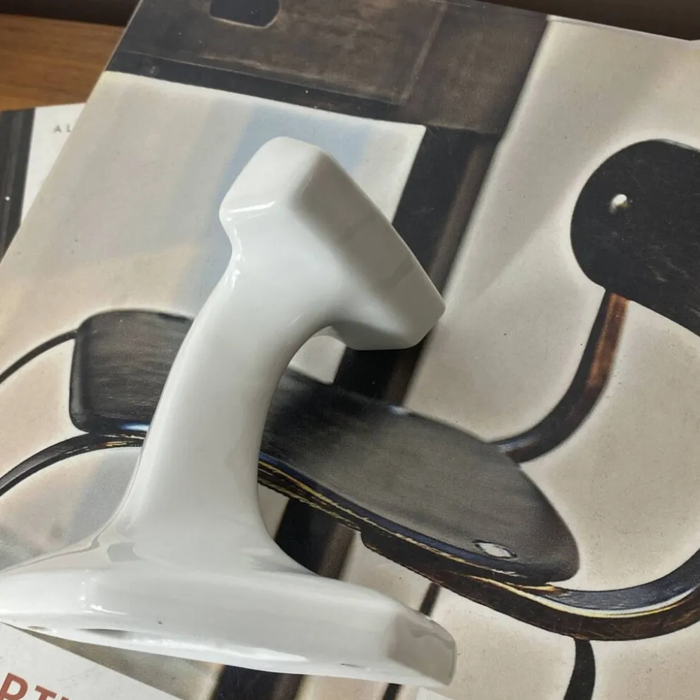 Une patère ancienne en porcelaine blanche porte manteaux porte serviettes