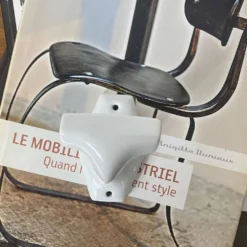 Une patère ancienne en porcelaine blanche porte manteaux porte serviettes