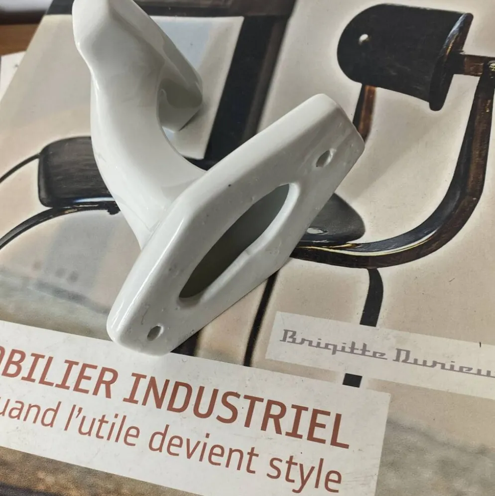 Une patère ancienne en porcelaine blanche porte manteaux porte serviettes