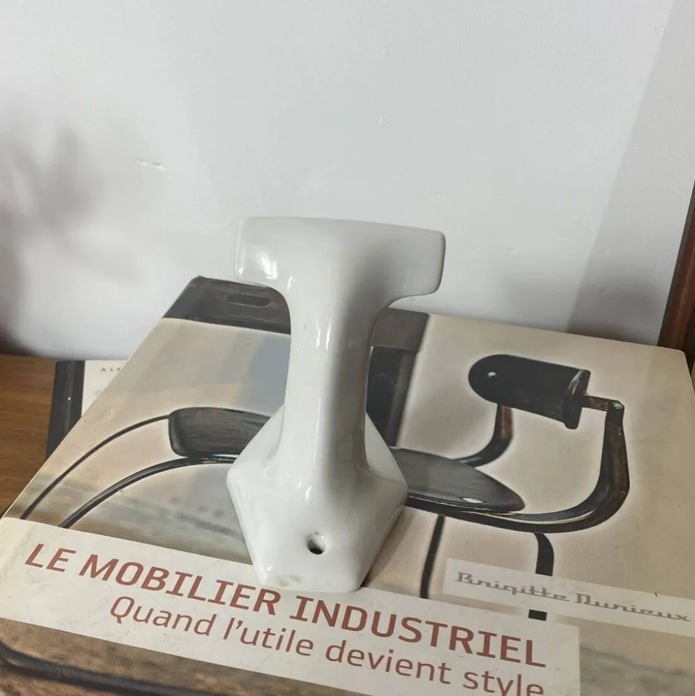 Une patère ancienne en porcelaine blanche porte manteaux porte serviettes