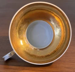 Une tasse à café Robj du service