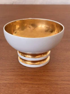 Une tasse à café Robj du service