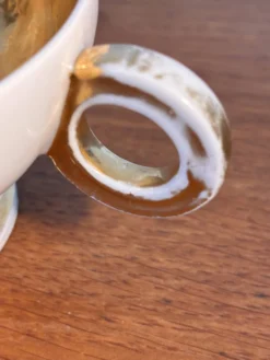 Une tasse à café Robj du service