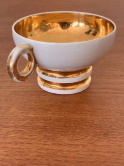 Une tasse à café Robj du service