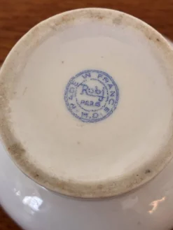 Une tasse à café Robj du service