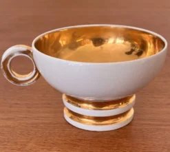Une tasse à café Robj du service