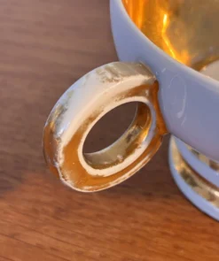 Une tasse à café Robj du service