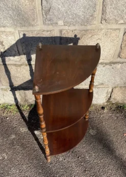 Unité d'angle française vintage en bois avec trois étagères