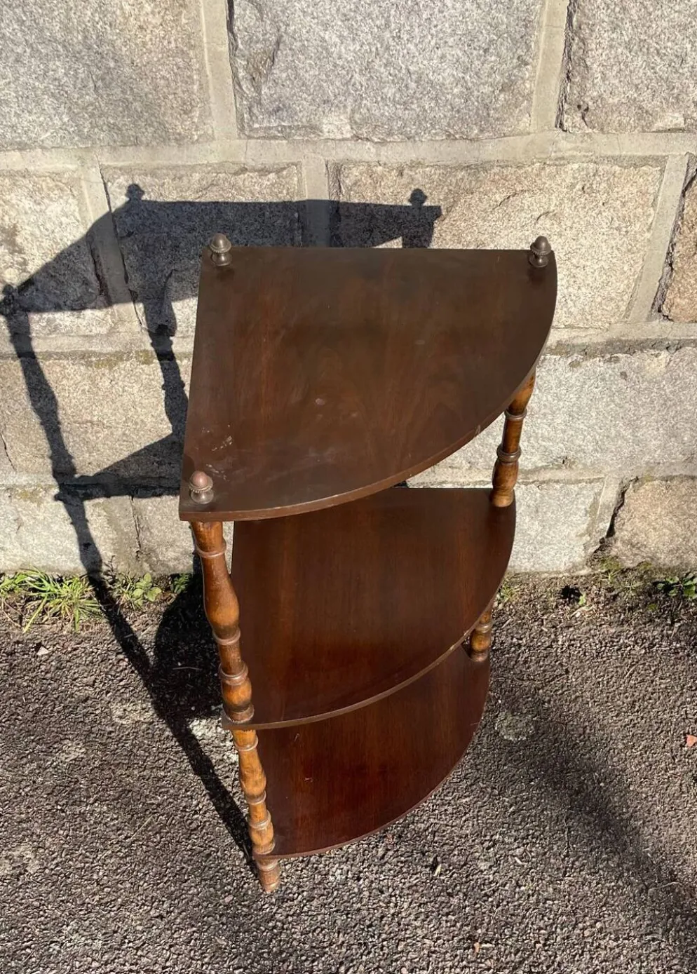 Unité d'angle française vintage en bois avec trois étagères