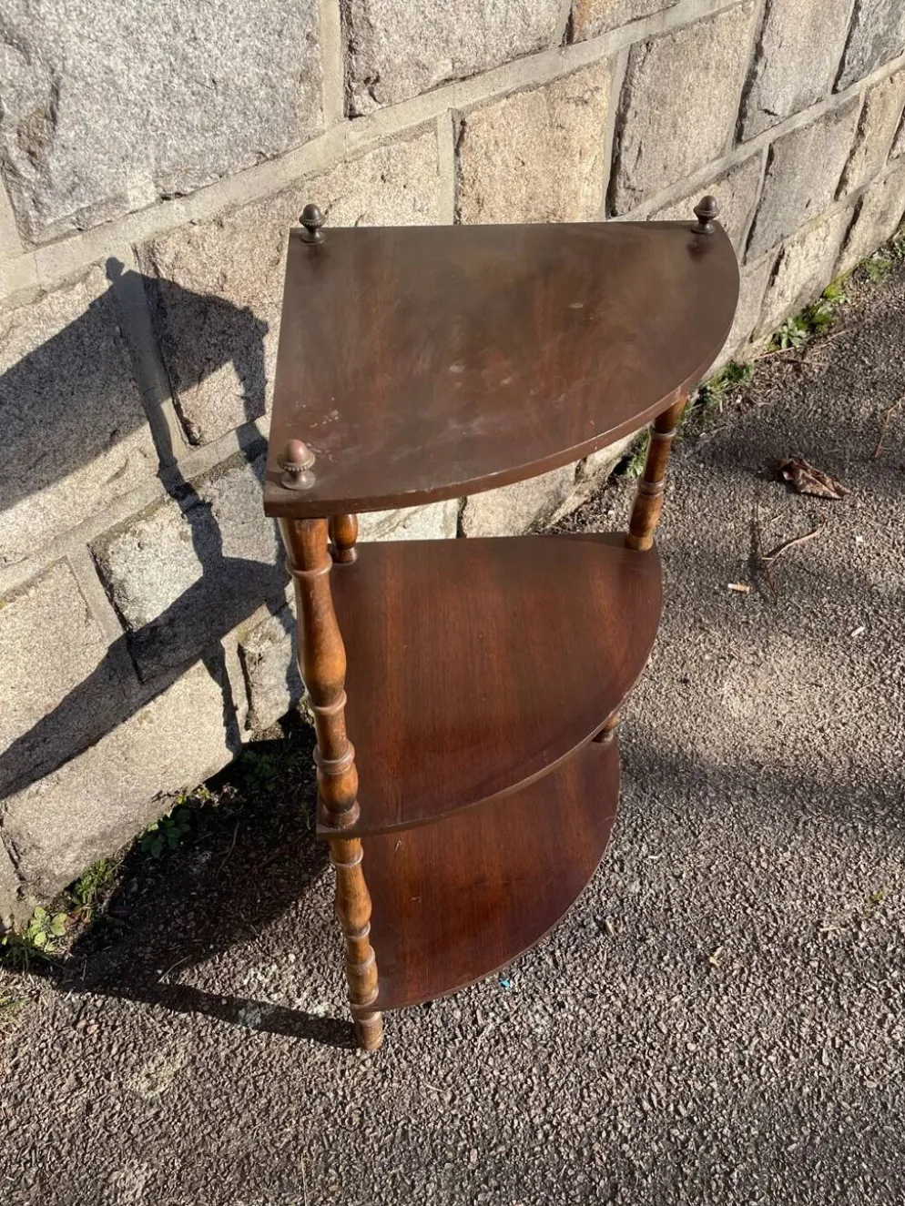 Unité d'angle française vintage en bois avec trois étagères
