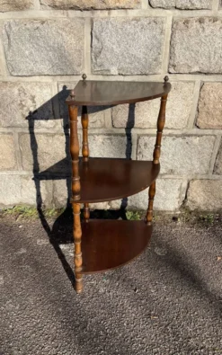 Unité d'angle française vintage en bois avec trois étagères