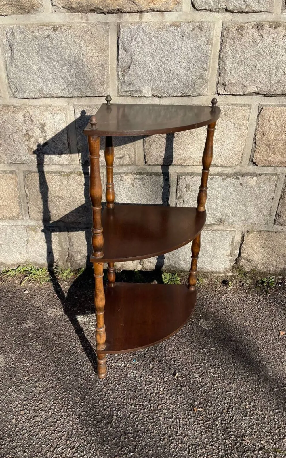 Unité d'angle française vintage en bois avec trois étagères
