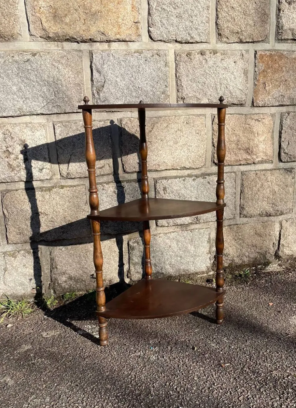 Unité d'angle française vintage en bois avec trois étagères