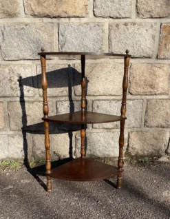 Unité d'angle française vintage en bois avec trois étagères
