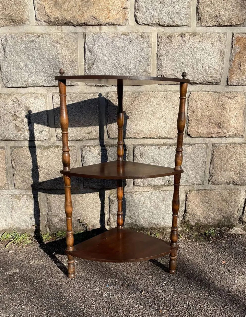 Unité d'angle française vintage en bois avec trois étagères