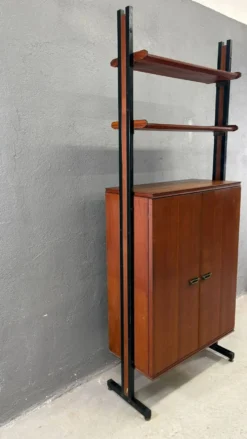 Unité murale modulaire moderne du milieu du siècle, cabinet en placage et métal noir, années 1960, Europe