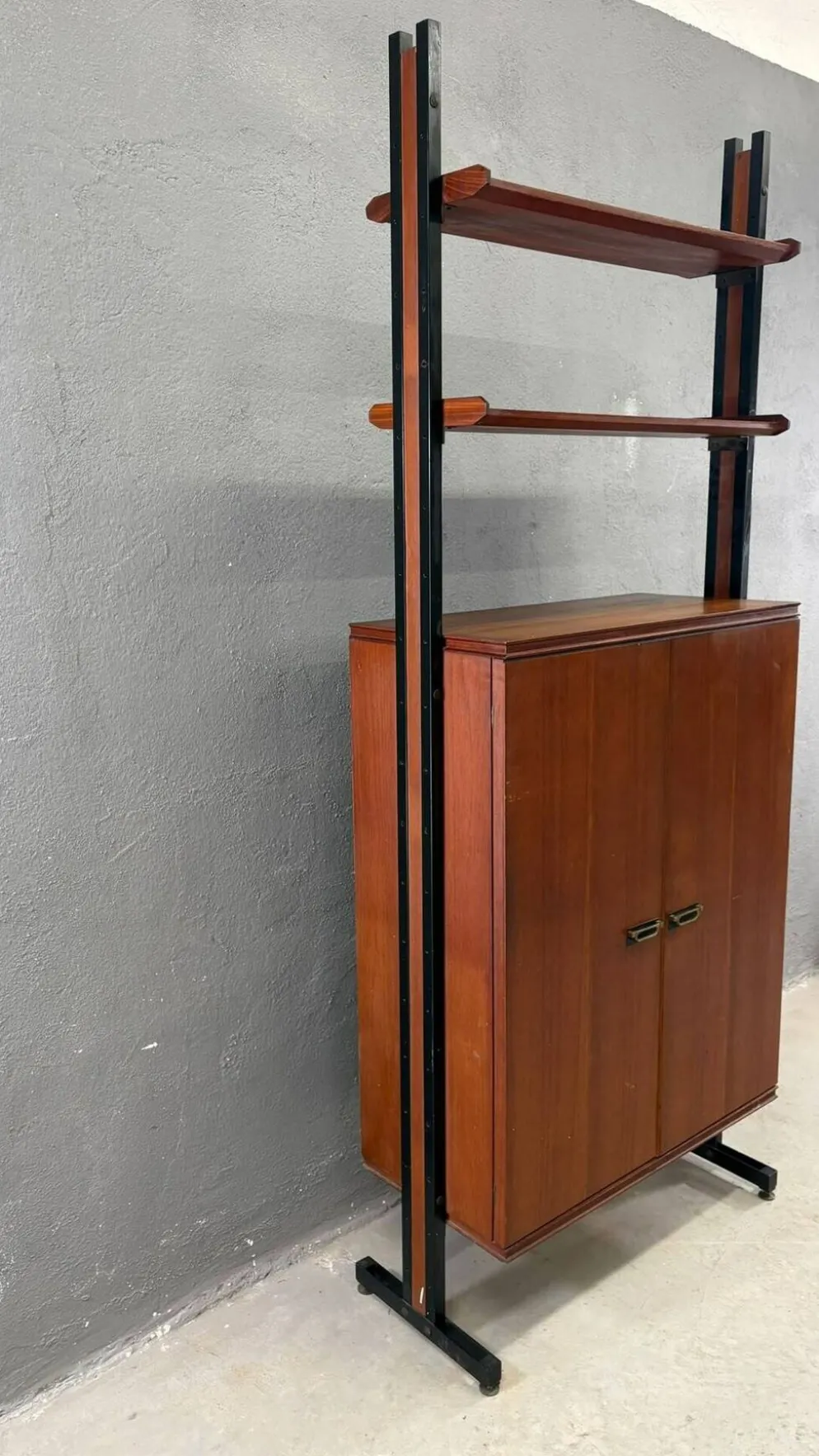 Unité murale modulaire moderne du milieu du siècle, cabinet en placage et métal noir, années 1960, Europe