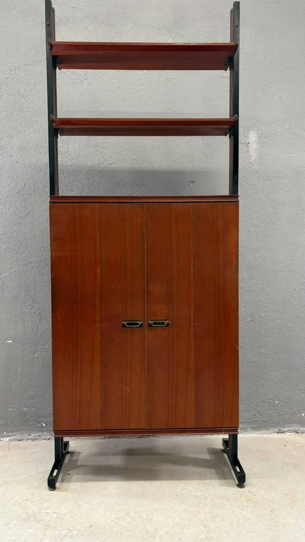 Unité murale modulaire moderne du milieu du siècle, cabinet en placage et métal noir, années 1960, Europe