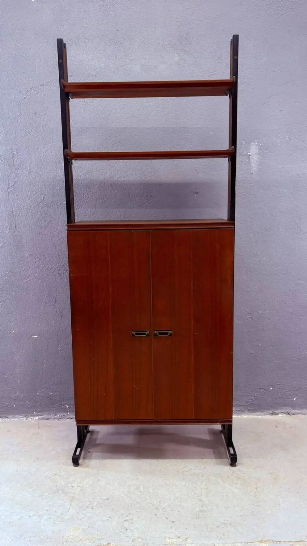 Unité murale modulaire moderne du milieu du siècle, cabinet en placage et métal noir, années 1960, Europe