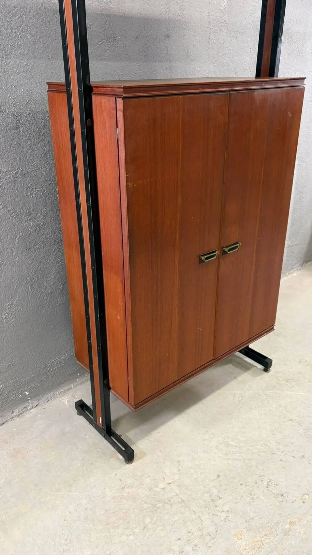 Unité murale modulaire moderne du milieu du siècle, cabinet en placage et métal noir, années 1960, Europe