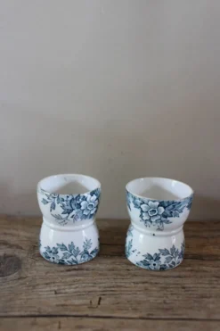 Un lot de 2 Coquetiers Diabolos Terre de Fer fleurs bleu