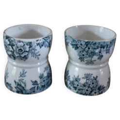 Un lot de 2 Coquetiers Diabolos Terre de Fer fleurs bleu