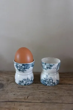 Un lot de 2 Coquetiers Diabolos Terre de Fer fleurs bleu
