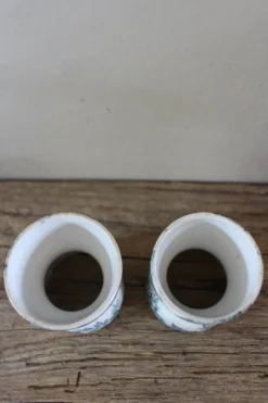 Un lot de 2 Coquetiers Diabolos Terre de Fer fleurs bleu