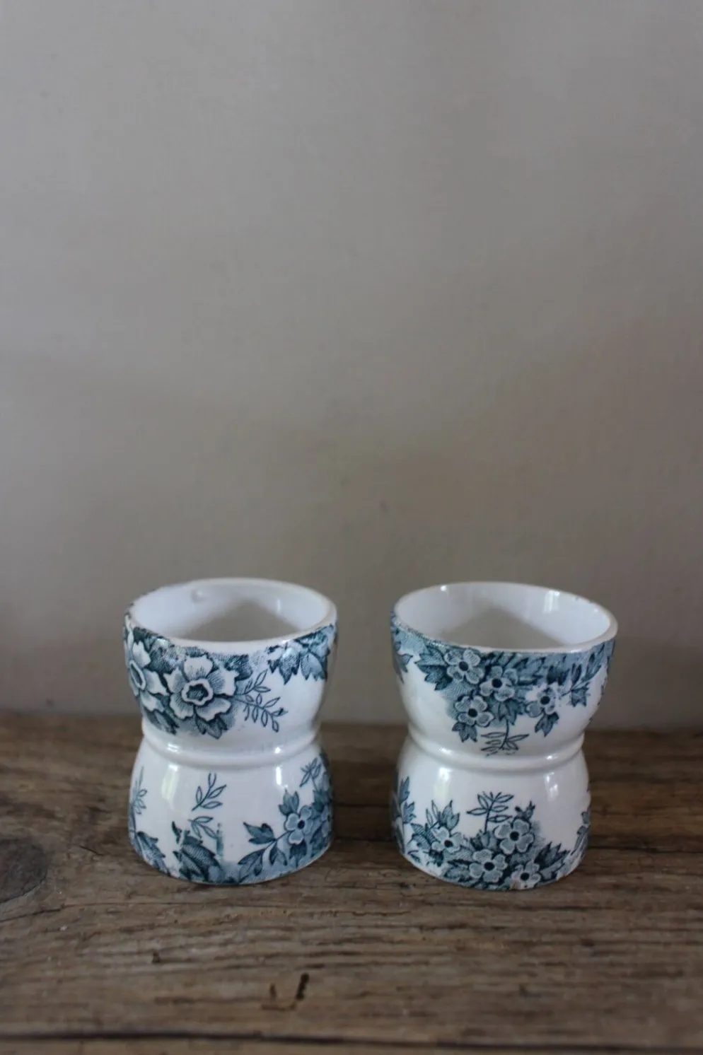 Un lot de 2 Coquetiers Diabolos Terre de Fer fleurs bleu