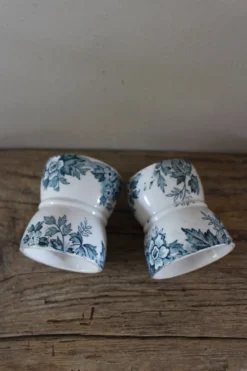 Un lot de 2 Coquetiers Diabolos Terre de Fer fleurs bleu