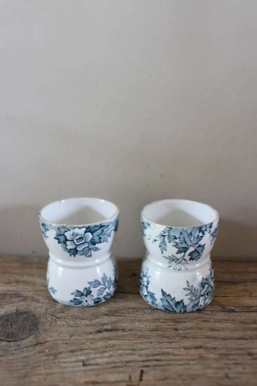 Un lot de 2 Coquetiers Diabolos Terre de Fer fleurs bleu