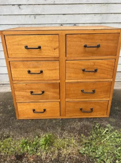 Un Meuble d'Atelier Et de Métier Vintage à Tiroirs