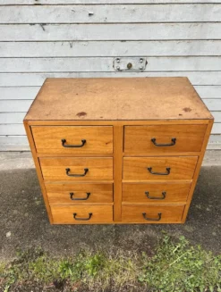 Un Meuble d'Atelier Et de Métier Vintage à Tiroirs