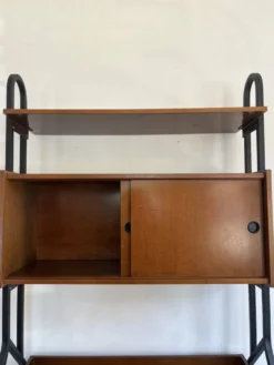 Un meuble mural autonome avec bureau