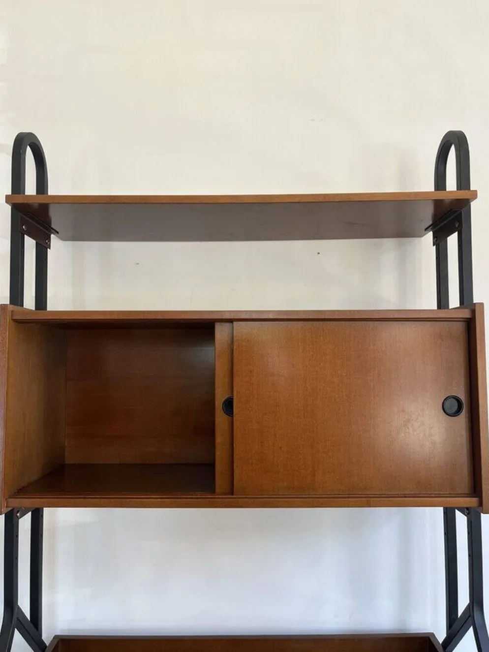 Un meuble mural autonome avec bureau