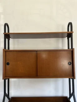Un meuble mural autonome avec bureau