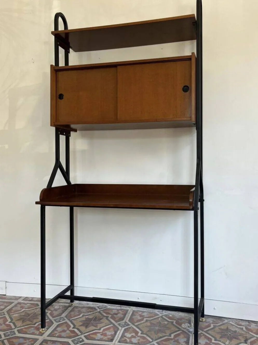 Un meuble mural autonome avec bureau