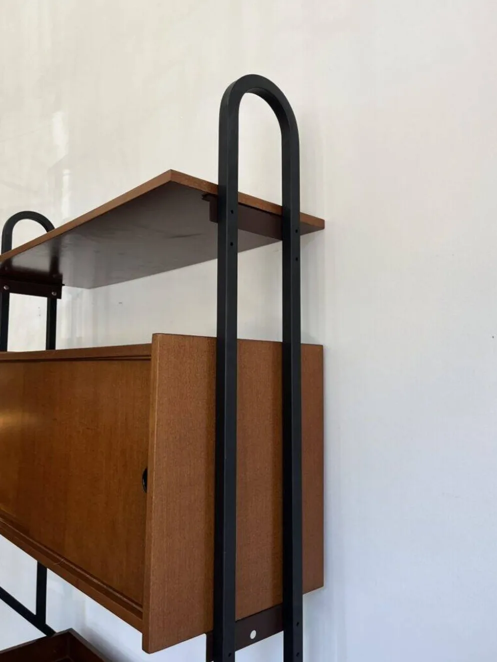Un meuble mural autonome avec bureau