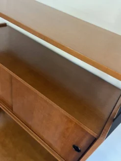 Un meuble mural autonome avec bureau