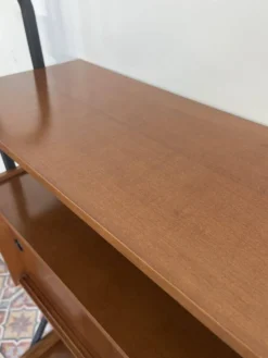 Un meuble mural autonome avec bureau