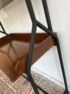 Un meuble mural autonome avec bureau